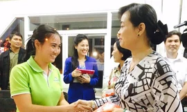 Bà Nguyễn Thị Quyết Tâm- Chủ tịch HĐND TPHCM chia sẻ với các công nhân và trao bao lì xì cho công nhân đang làm việc tại VWS.