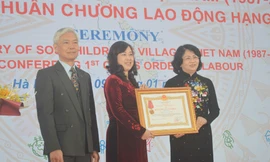 Phó Chủ tịch nước Đặng Thị Ngọc Thịnh (bìa phải) trao Huân chương Lao động hạng Nhất cho Làng Trẻ em SOS Việt Nam 