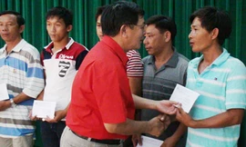 Ông Phan Như Nghĩa trao số tiền ủng hộ cho các ngư dân.