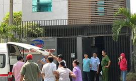 Thi thể nạn nhân được đưa từ văn phòng ra ngoài. Ảnh: Sơn Hoà. 