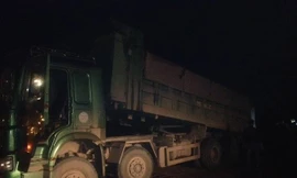 Bắt quả tang xe tải đổ trộm phế thải trên Đại lộ Thăng Long 