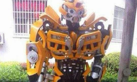 Mặc đồ Transformer, xin 2 USD để …trở về hành tinh cũ