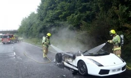 Siêu xe hàng độc cháy rụi trên đường cao tốc