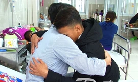 Thầy giáo Nguyễn Văn Tiến tha thứ bỏ qua lỗi lầm cho học sinh của mình ngay tại giường bệnh. 