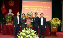 Ông Phùng Văn Dũng (thứ 2 từ trái qua) được bầu làm Chủ tịch HĐND huyện Quốc Oai nhiệm kỳ 2016-2021. 