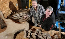  Eric Witzke (trái) và Dan LaPoint cùng những mảnh xương được đào lên từ sân sau nhà.