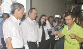 Ông Nguyễn Thiện Nhân thị sát các quy trình xử lý rác thải của VWS.