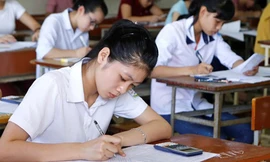 Công an thu giữ hàng chục bộ thu phát dùng để gian lận thi cử