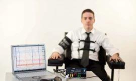 Máy phát hiện nói dối kiểu truyền thống thường khiến người bị kiểm tra khó chịu. Ảnh: Isciencemag. 