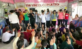 Buổi sinh hoạt của những người tham gia "Hội thánh Đức Chúa Trời". 