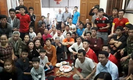 Người thân và hàng xóm theo dõi trận đấu ở nhà tuyển thủ Quang Hải. 