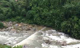 Lũ cuốn trôi một phụ nữ khi đi qua suối