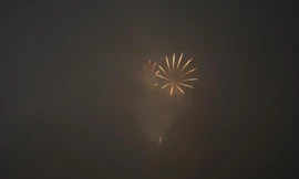 Màn pháo hoa mù câm vì khói và mưa. 