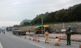 Bắt kẻ giả danh công an dẫn xe quá tải qua trạm cân