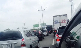 Xe còn cách trạm thu phí hàng cây số đã kẹt cứng