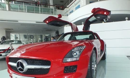 Ngắm siêu xe cửa cánh chim đỏ chót giá trên 11 tỷ