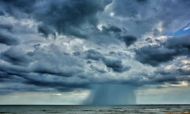  Mây lạ nhìn hung dữ như vòi rồng ở Hồ Tràm