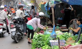 Nắng nóng, dịch vụ đi chợ thuê hốt bạc