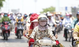 Hôm nay nắng nóng 'cháy da' trên cả nước, Hà Nội đề phòng giông lốc