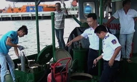 Lực lượng chức năng Vùng CSB 3 kiểm tra hàng hóa trên tàu Thành Trung 01. Ảnh canhsatbien.vn