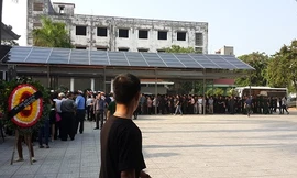 Từ trước 7h sáng dòng người đã xếp hàng đợi tới lượt vào viếng nhạc sĩ An Thuyên