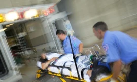 Giải cứu bệnh nhân, trưởng công an phường bị đâm vào cổ