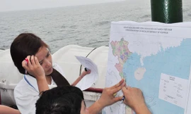 Bạn trẻ cùng xác định hải trình trên bản đồ