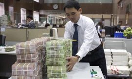 Nợ tư tăng nhanh, trong khi doanh nghiệp làm ăn khó khăn sẽ khiến nợ xấu ngân hàng tăng mạnh. Ảnh: Hồng Vĩnh