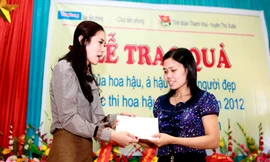 Người đẹp Nguyễn Thị Hà trao quà cho trẻ em tại huyện Thọ Xuân