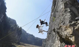 Cặp đôi liều mình vách núi nằm bên bờ sông Tương Giang.