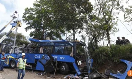 Chiếc xe nát bét sau vụ tai nạn kinh hoàng khiến 14 người thiệt mạng.