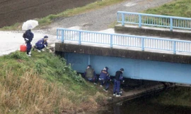 Cảnh sát kiểm tra cây cầu nơi thi thể bé Linh được phát hiện.