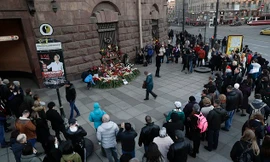 Người dân đặt hoa ở ga tàu điện ngầm St. Peterburg tưởng nhớ những người thiệt mạng trong vụ khủng bố đẫm máu. 