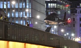 Trực thăng và lực lượng cảnh sát tại hiện trường vụ tấn công. 