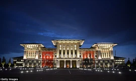 Bên ngoài dinh thự Ak Saray được mệnh danh là Cung điện Trắng của Tổng thống Thổ Nhĩ Kỳ Recep Tayyip Erdogan.