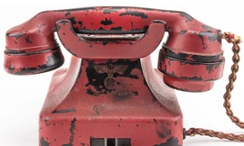 Chiếc điện thoại màu đỏ của Hitler được bán với giá 5,5 tỷ VND.