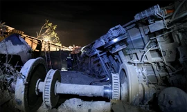 Con tàu trật bánh, lao vào nhà dân ở Hy Lạp