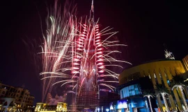 Pháo hoa thắp sáng tòa tháp Burj Khalifa của Dubai đêm giao thừa 