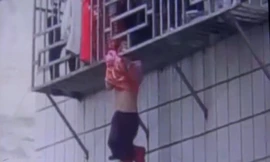 Em bé kẹt đầu giữa 2 thanh sắt của chuồng cọp, người treo lơ lửng ở tầng 4.