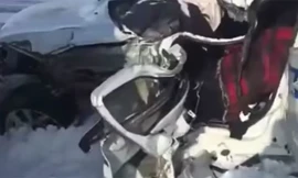 Chiếc xe cảnh sát bị xe tải đâm nát thân 