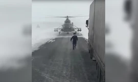 Phi công chạy về phía xe tải để hỏi đường