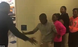 Mỗi học sinh thầy Barry lại có cách chào đón khác nhau.