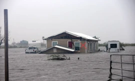 Một ngôi nhà chơ vơ giữa biển nước ở Rockport, bang Texas, Mỹ sau siêu bão Harvey.
