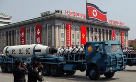 Tên lửa đạn đạo phóng từ tàu ngầm Pukkuksong được diễu qua quảng trường Kim Nhật Thành hôm 15/4