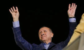 Tổng thống Thổ Nhĩ Kỳ Tayyip Erdogan vẫy chào người ủng hộ tối ngày 16/4 ở Istanbul.