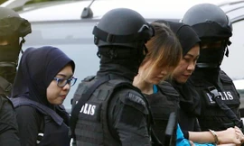 Đoàn Thị Hương được cảnh sát hộ tống tới tòa án Sepang hôm 13/4.