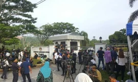 Bên ngoài tòa án Sepang sáng nay, 13/4