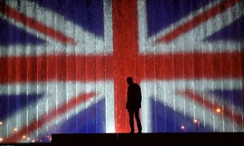 Một đài phun nước khổng lồ được chiếu sáng cở Anh ở Zagreb, Croatia ngày 23/5.