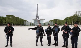 Cảnh sát có vũ trang bảo vệ bầu cử Pháp