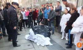 Anh béo nặng 220kg ngã trên phố.